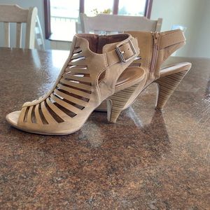 Women’s tan sandal